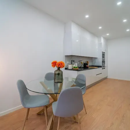 Апартаменты Bright 3br W/ 2 Baths - Near Graca & Tagus | By Airnest Лиссабон