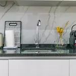 Апартаменти Bright 3br W/ 2 Baths - Near Graca & Tagus | By Airnest