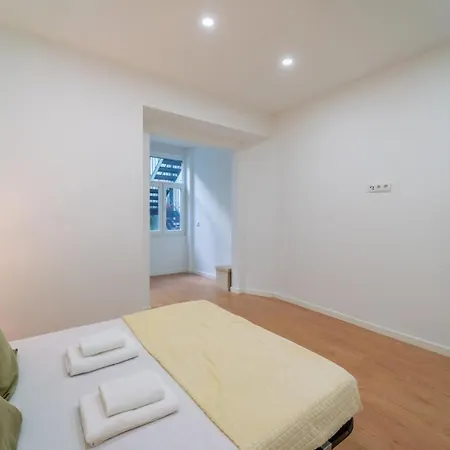 Bright 3br W/ 2 Baths - Near Graca & Tagus | By Airnest 아파트 리스본