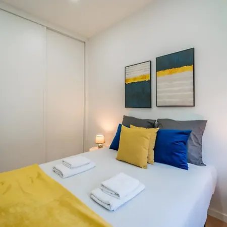 Bright 3br W/ 2 Baths - Near Graca & Tagus | By Airnest 아파트 리스본