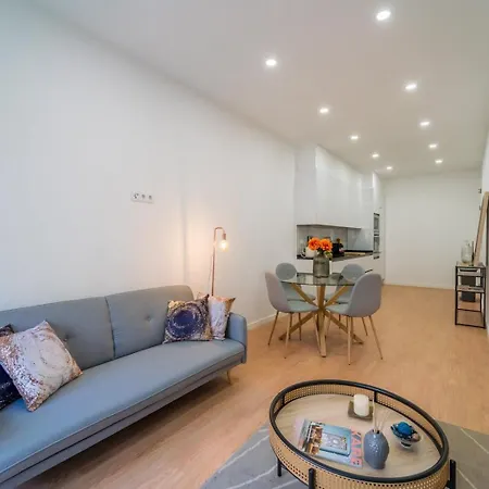 Bright 3br W/ 2 Baths - Near Graca & Tagus | By Airnest 아파트 리스본