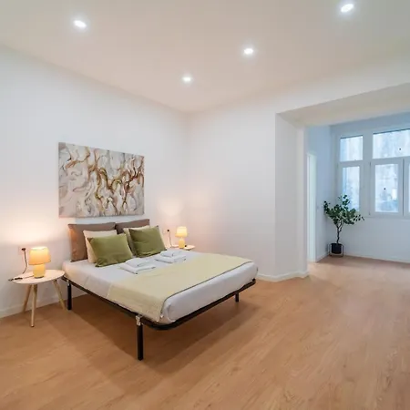 Bright 3br W/ 2 Baths - Near Graca & Tagus | By Airnest Apartmán