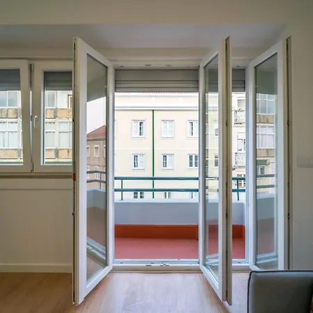 Bright 3br W/ 2 Baths - Near Graca & Tagus | By Airnest Lissabon